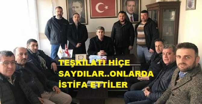 DEMEK Kİ, ADAY BELİRLERKEN TEŞKİLATLARA SORMUYORLAR MIŞ.. MEVCUT BAŞKAN TEKRAR ADAY GÖSTERİLİNCE AKP TEŞKİLAT YÖNETİMİ İSTİFA ETTİ