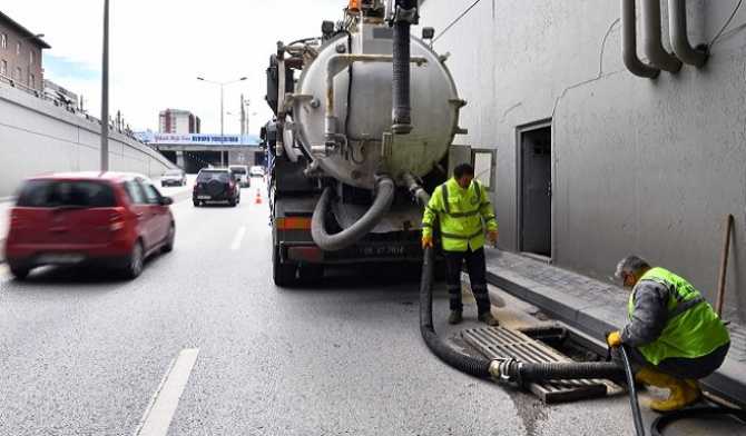 Ankara Büyükşehir Belediyesi, yağmur suyu birikimlerine ve tıkanmalara karşı temizlik operasyonu başlattı 