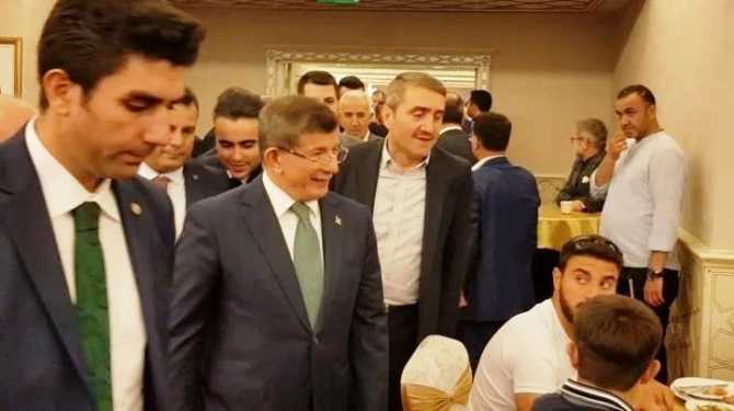 Ahmet Davutoğlu'nun gezilerini izleyen ve mikro fonunda Logosunu silip, gizleyen 2 ajan Kamera var.. Sizce kim olabilir?