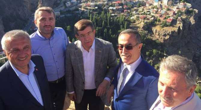 CHP'nin eski Müftü milletvekili İhsan Özkes'te Ahmet Davutoğlu ekibinde.. Başka kimler var?