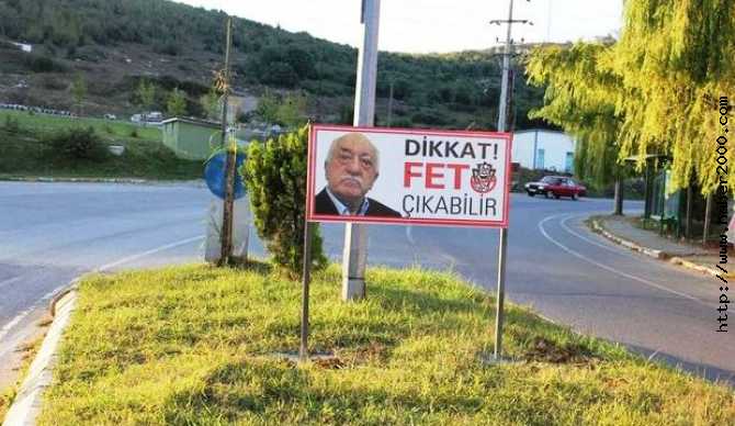 BELEDİYEDEN YOL KAVŞAĞINA, 'DİKKAT..FETÖ ÇIKABİLİR' LEVHASI